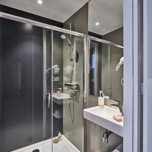 淋浴設備、風筒、提供毛巾、廁紙