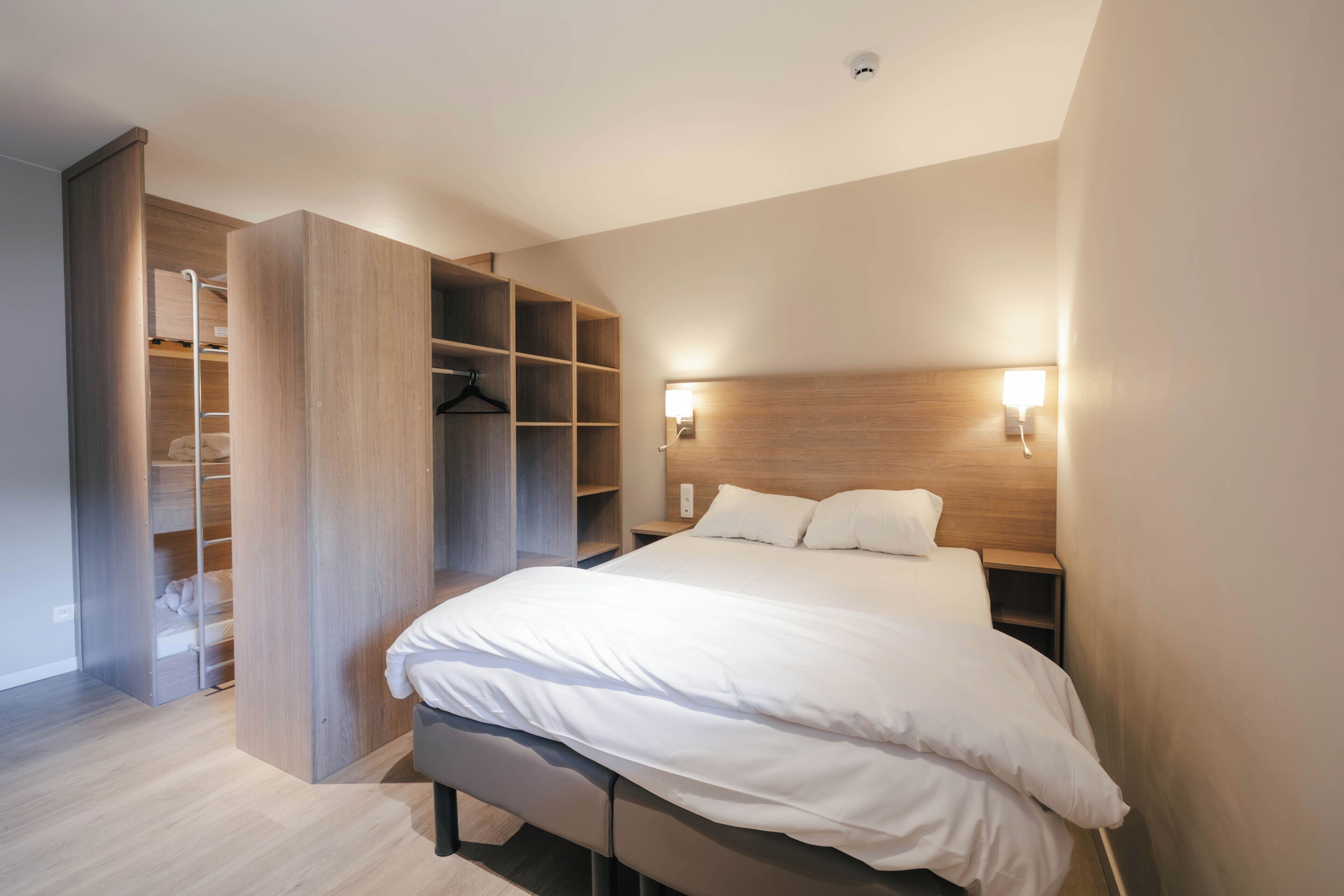 Bureau, espace de travail pour ordinateur portable