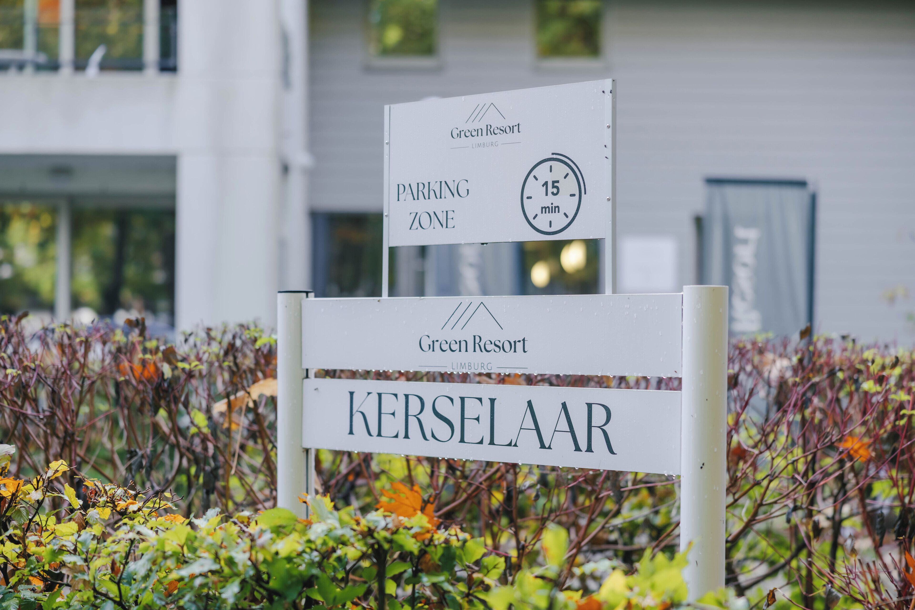 Señal que indica una zona de estacionamiento de 15 minutos en Green Resort Limburg, con el nombre 'Kerselaar' debajo.