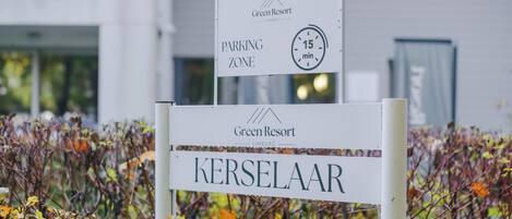 Señal que indica una zona de estacionamiento de 15 minutos en Green Resort Limburg, con el nombre 'Kerselaar' debajo.