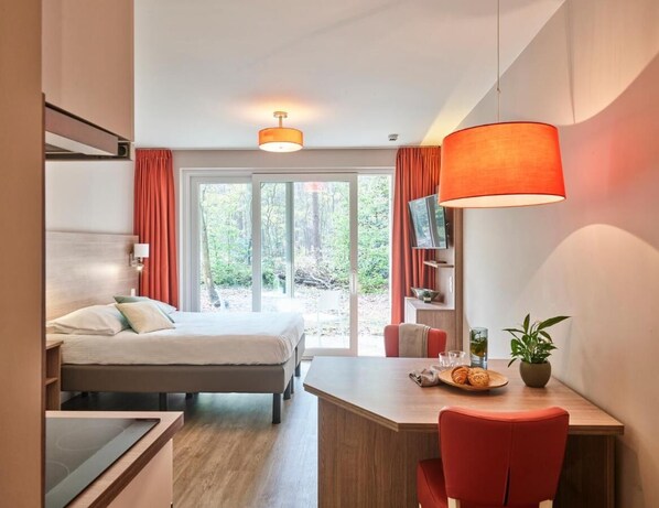 Comfort Studio, Balcony, Park View | Desk, laptop workspace, soundproofing, free WiFi