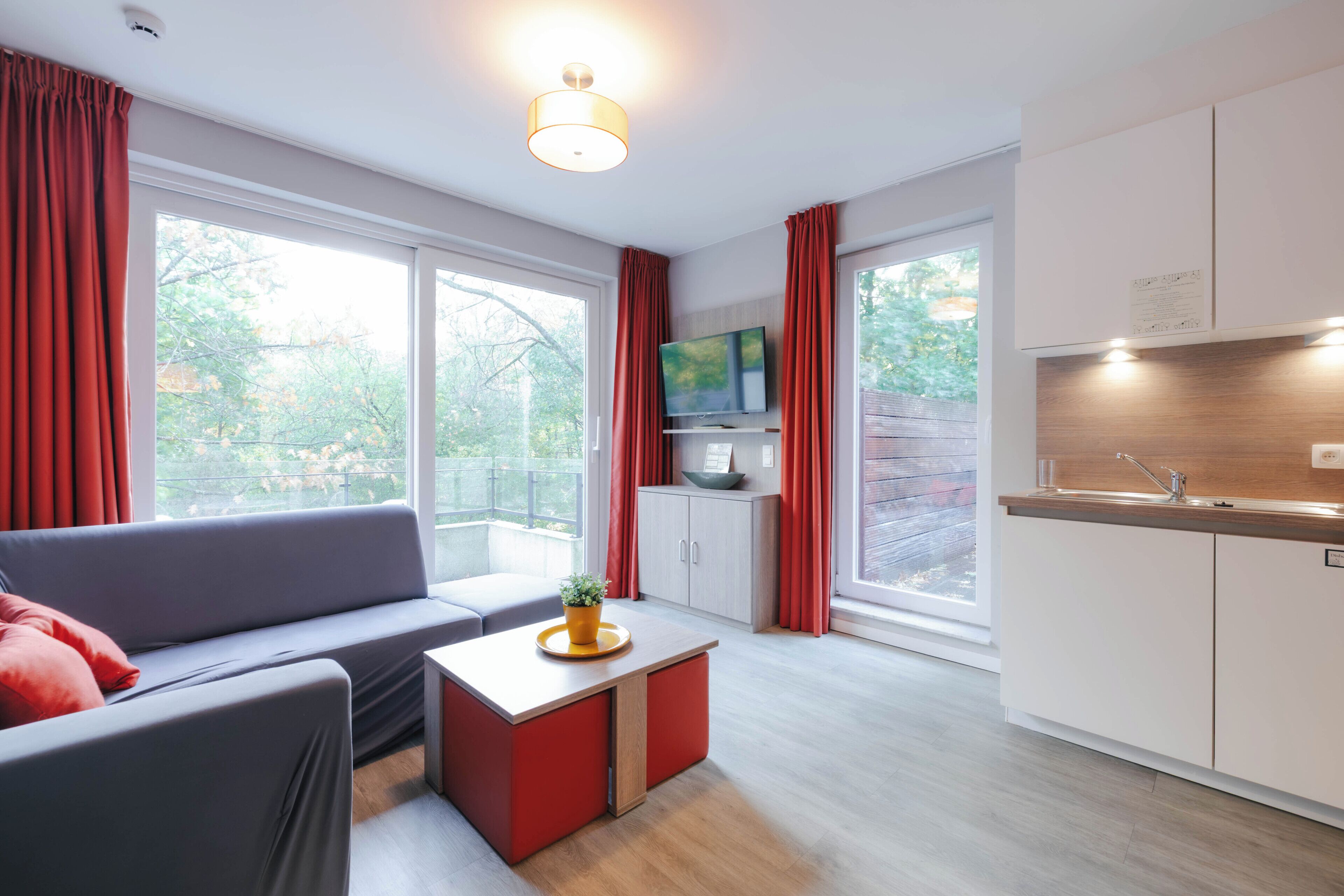 Bureau, espace de travail pour ordinateur portable