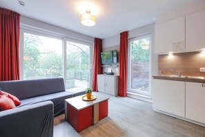 Exclusive Apartment, Balcony, Park View | Meja, ruang kerja komputer riba, kalis bunyi, Wi-fi percuma 