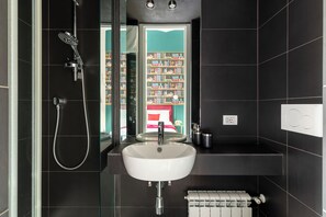 Bathroom - Colosseo book house (Rome)