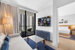 Luksusleilighet, 2 soverom, byutsikt | Oppholdsområde | En 50-tommers smart-TV med kabel-kanaler