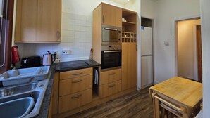 Apartment | Private kitchen | Fridge, microwave, oven, stovetop - Apartmentsleeps5-parking-garden-petsok (Kelty)