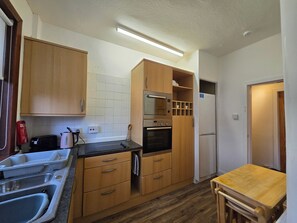 Apartment | Private kitchen | Fridge, microwave, oven, stovetop - Apartmentsleeps5-parking-garden-petsok (Kelty)