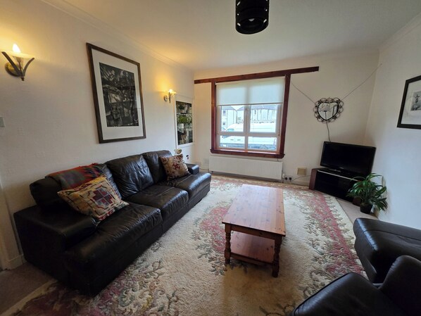 Apartment | Living area | TV - Apartmentsleeps5-parking-garden-petsok (Kelty)