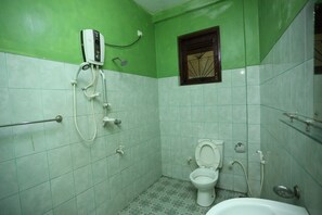 Standard Triple Room | Bathroom | Shower, free toiletries, towels, soap - Kandy Paradise Resort (Kandy)