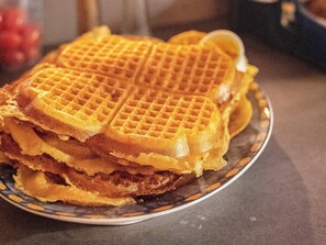 A stack of waffles with a slice of lemon on a plate. - 8 Person Holiday Home in Svensby (Lyngen)