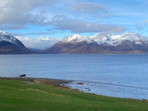 A lake with mountains in the background. - 8 Person Holiday Home in Svensby (Lyngen)