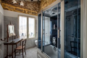Dusche, Haartrockner, Bidet, Handtücher