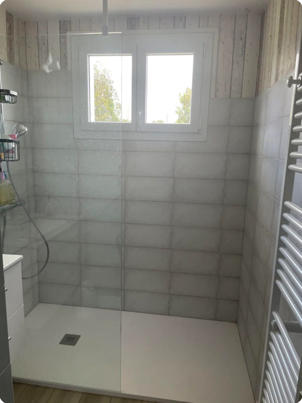 Douche, sèche-cheveux, serviettes fournies, papier toilette