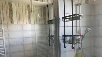 Dusj, hårføner, håndklær og toalettpapir