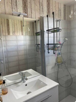 Dusj, hårføner, håndklær og toalettpapir