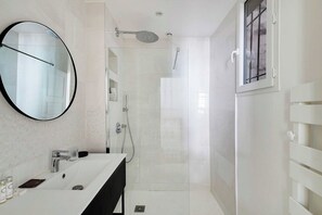 Shower, hair dryer, towels, soap - Mobility Lease: Rue de Saintonge, Le Marais (Paris)