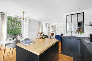 Fridge, microwave, oven, stovetop - Mobility Lease: Rue de Saintonge, Le Marais (Paris)