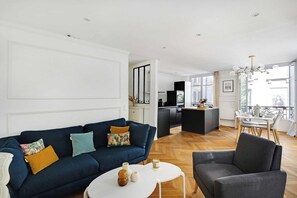 Télévision, cheminée, lecteur de DVD, chaîne hi-fi