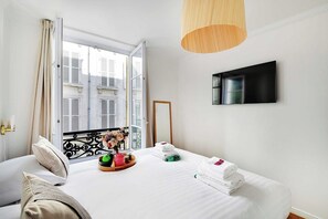 2 bedrooms, desk, iron/ironing board, travel cot - Mobility Lease: Rue de Saintonge, Le Marais (Paris)