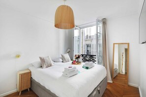 2 soverom, skrivebord, strykejern/-brett og reiseseng for barn