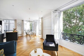 TV, fireplace, DVD player, stereo - Mobility Lease: Rue de Saintonge, Le Marais (Paris)