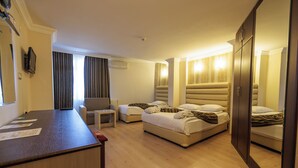 Kamar Ekonomi | Minibar, brankas, meja kerja, dan kedap suara