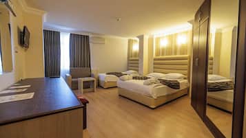 Standard Room | 1 bilik tidur, bar mini, peti besi dalam bilik, meja