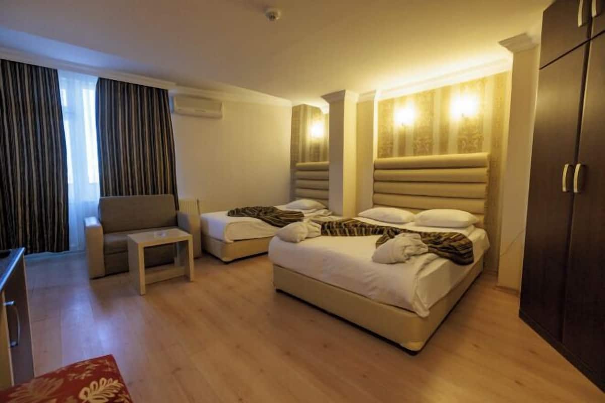 Minibar, caja de seguridad en la habitación y escritorio 