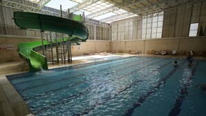 2 kolam renang indoor dan 2 kolam renang outdoor, dengan kursi berjemur