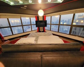 2 bedrooms, desk, iron/ironing board, WiFi