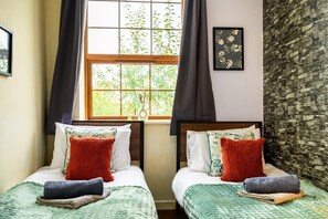 3 bedrooms, iron/ironing board, free WiFi, bed sheets - Rochdale Riverside Retreat (Rochdale)