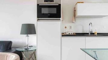 Een koelkast, een microgolfoven, een oven, een vaatwasser