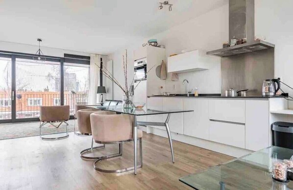 Fridge, microwave, oven, dishwasher - 5 minutes from Central Station! Spacious and bright family apartment with roof terrace. (Amsterdam)