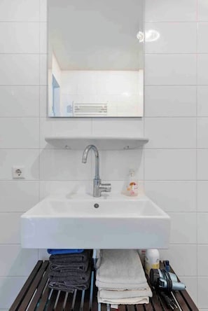 Shower, hair dryer, towels, soap - 5 minutes from Central Station! Spacious and bright family apartment with roof terrace. (Amsterdam)