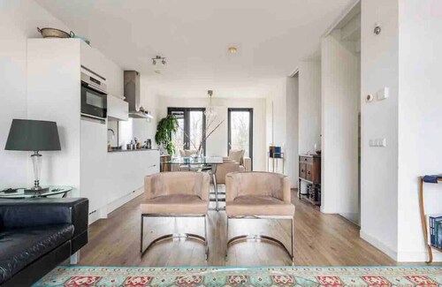 5 minutes from Central Station! Spacious and bright family apartment with roof terrace.