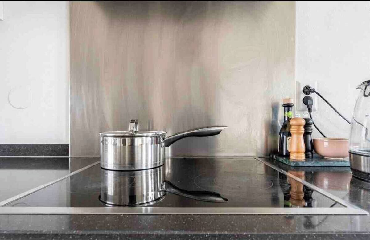 Een koelkast, een magnetron, een oven, een vaatwasser