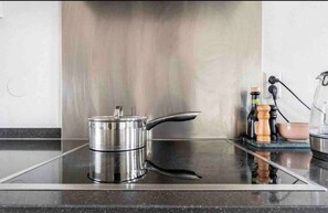 Kjøleskap, mikrobølgeovn, ovn og oppvaskmaskin