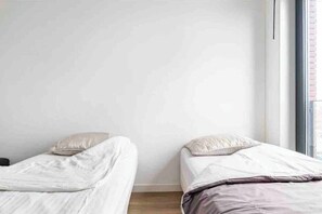 4 bedrooms, iron/ironing board, WiFi, bed sheets