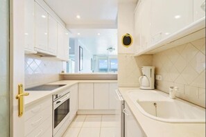 Kylskåp, mikrovågsugn, kaffe- och tebryggare och brödrost