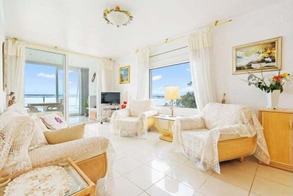 TV - Apartment with views of Roses Harbour AV-58 (Roses)