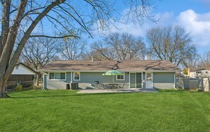 Exterior - Charming 3-bedroom/ 2 Bath Single Family Home/ Schaumburg (Schaumburg)