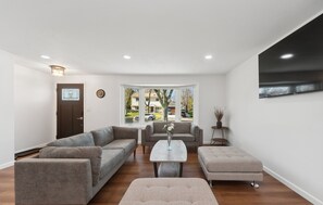 Smart TV - Charming 3-bedroom/ 2 Bath Single Family Home/ Schaumburg (Schaumburg)