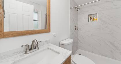 Charming 3-bedroom/ 2 Bath Single Family Home/ Schaumburg