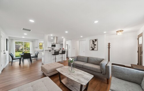 Charming 3-bedroom/ 2 Bath Single Family Home/ Schaumburg