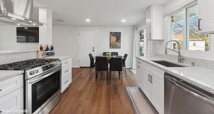 Charming 3-bedroom/ 2 Bath Single Family Home/ Schaumburg