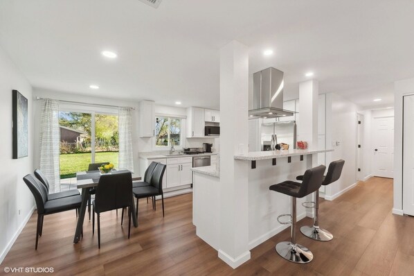 Réfrigérateur, micro-ondes, four, plaque de cuisson