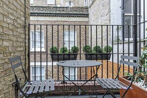 Outdoor dining - Upscale 3-BR Haven in High-end and Trendy Location (London)