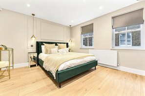 3 bedrooms, iron/ironing board, WiFi, bed sheets - Upscale 3-BR Haven in High-end and Trendy Location (London)