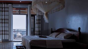 4 habitaciones, escritorio, tabla de planchar con plancha y wifi