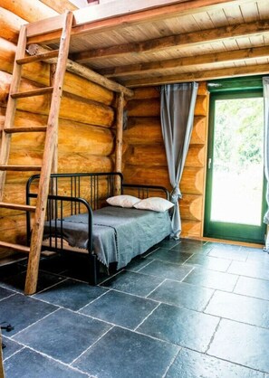 Nhà | 2 phòng ngủ, trang bị nội thất với thiết kế riêng biệt, bộ trải giường